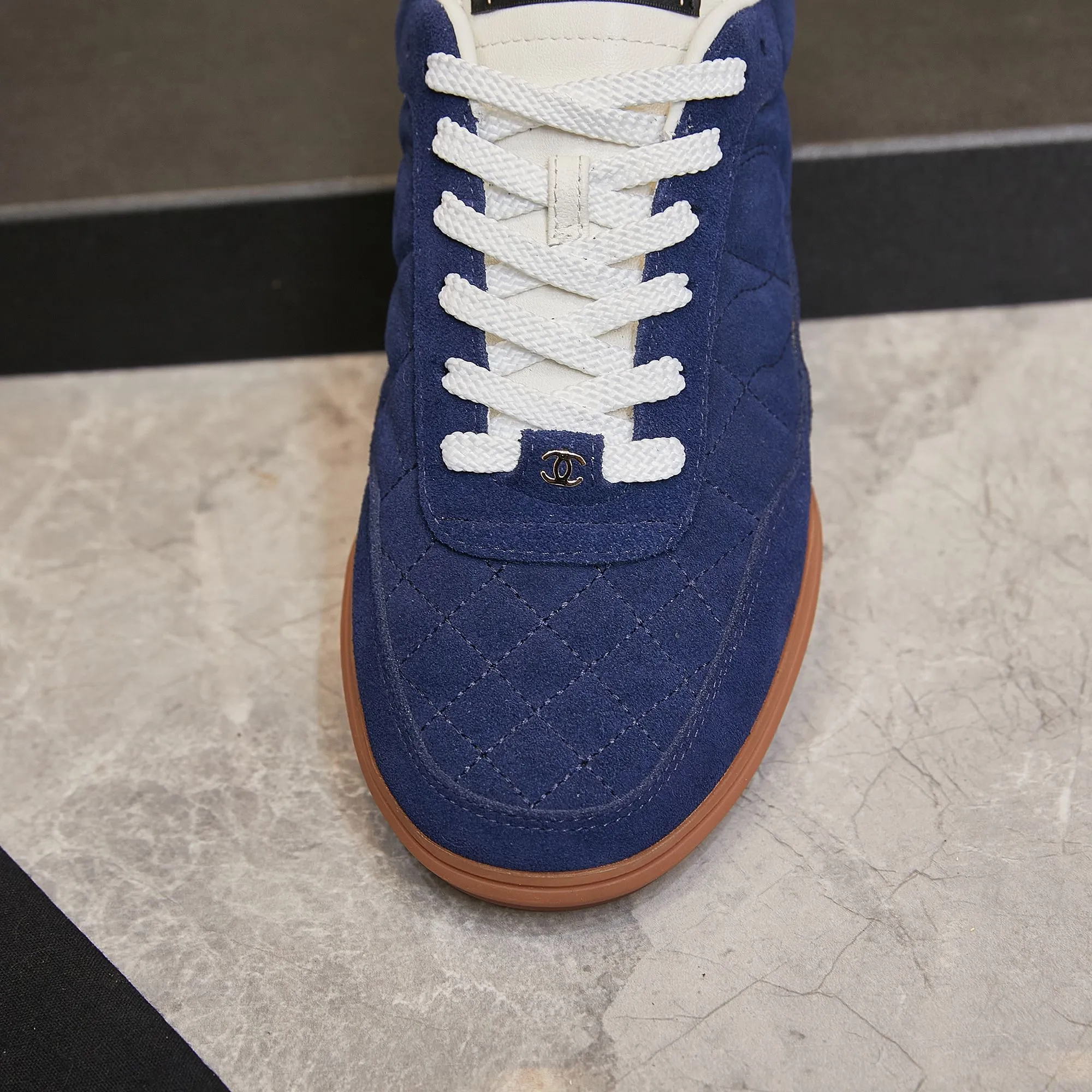 👟👟Ex-factory price 560👟👟 Chanel Chanel - 2024 counter top casual sports shoes This classic design; the upper is electro-embroidered with a variety of techniques; the outsole is fashionable and sporty; it is unusual to incorporate a variety of color matching elements... The diversified mix and match is very beautiful and versatile, casual, fashionable, sports and outdoor can be taken into account... ꫛꫀꪝ Go➫ Material: ❶Upper is made of: Original imported mixed-breed sheep ❷Inside made of: original imported breathable sheepskin ❸Outsole based on: original TPU outsole Full set of boutique packaging for women 35–41